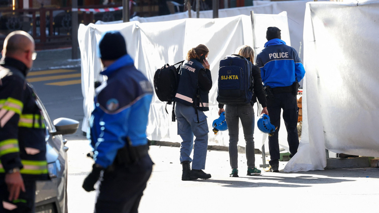 Spasioci i hitna služba rade na mestu eksplozije i požara
