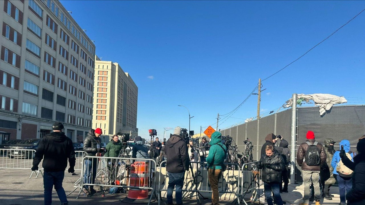 Novinari i policija oko zatvora u kojem je zatočen Maduro 