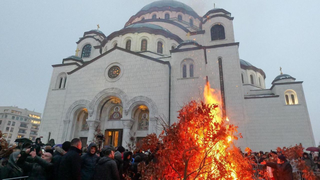 Ljudi ispred Hrama Svetog Save prisustvuju paljenju badnjaka uoči Božića