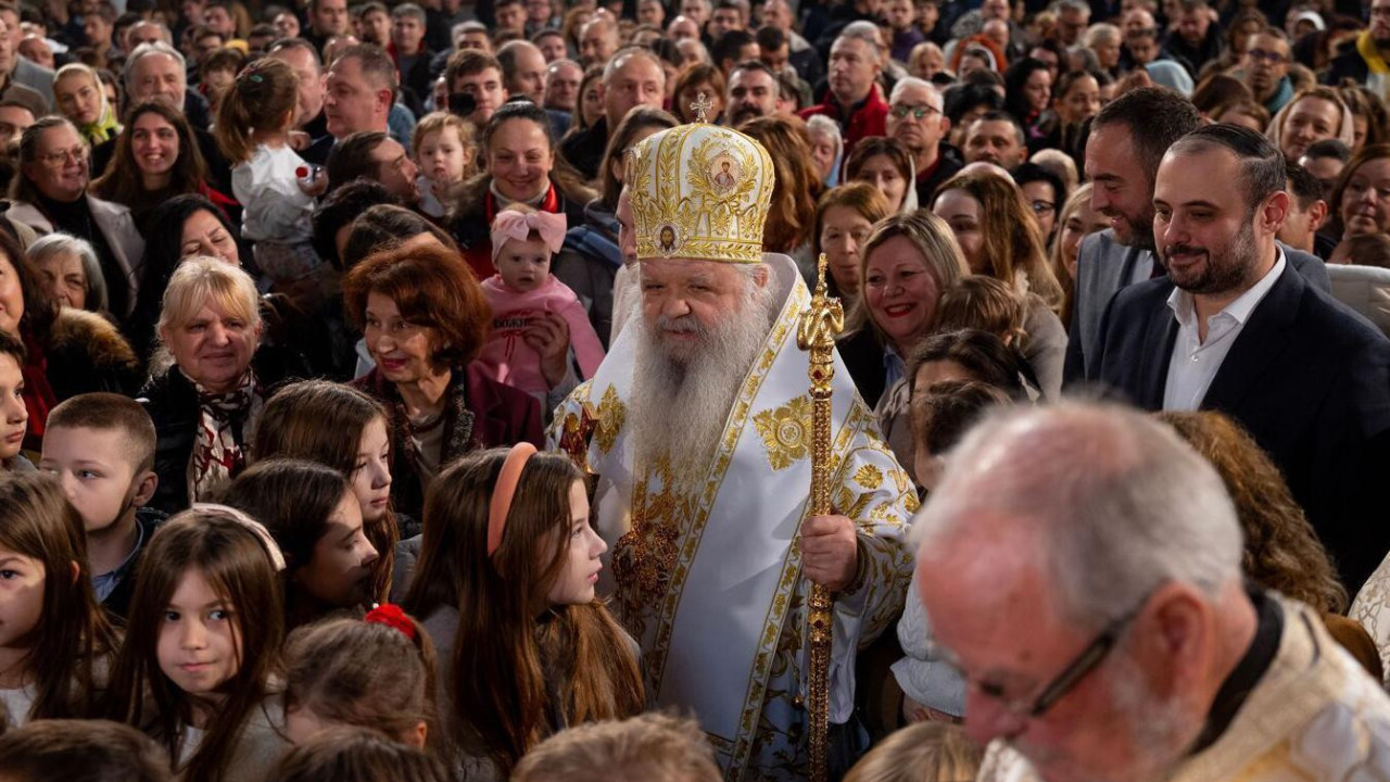 Sveštenik okružen decom i starijima u crkvi u Severnoj Makedoniji