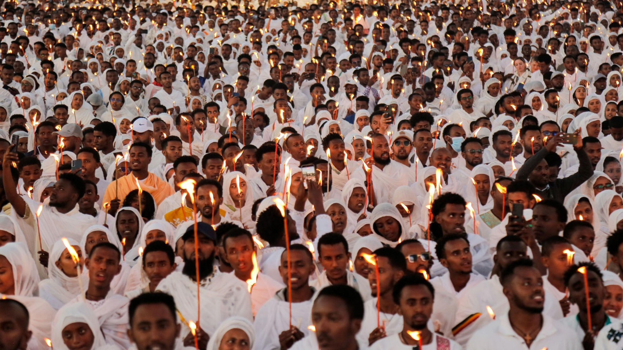 Stotine vernika u beloj odeći sa svećama u rukama u Etiopiji na božićnoj liturgiji