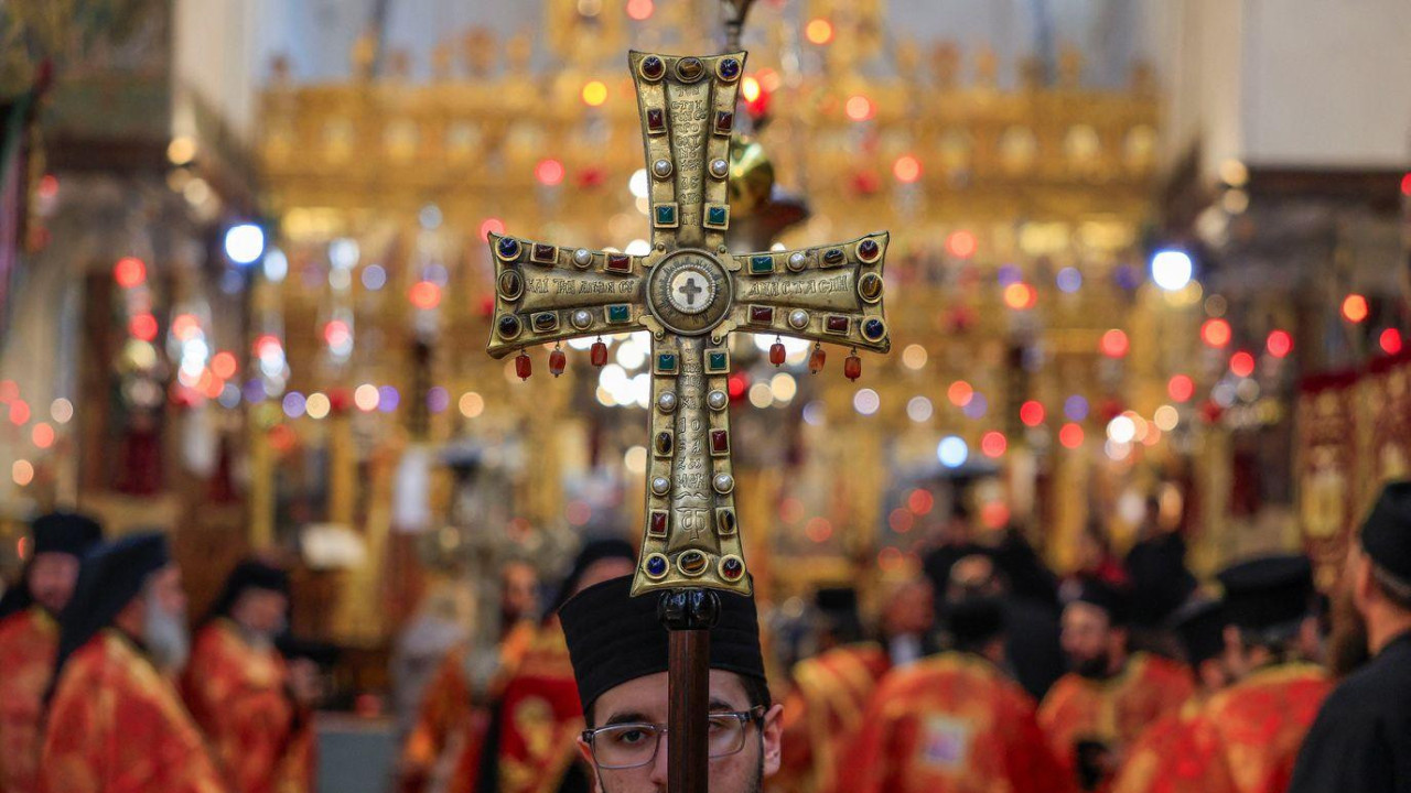 Sveštenik drži veliki krst