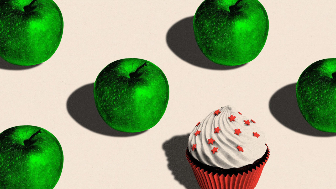 Nekoliko zelenih jabuka i mali kolač u sredini preliven kremom