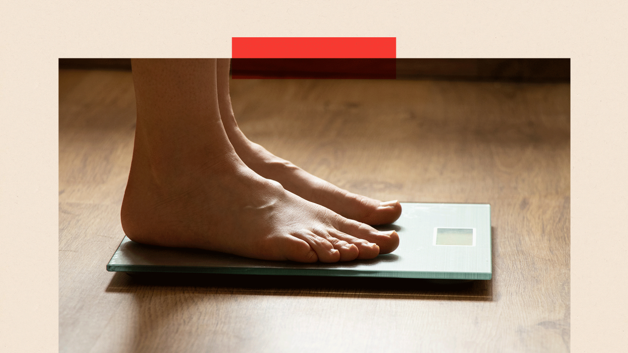 Ženske noge na vagi za merenje težine