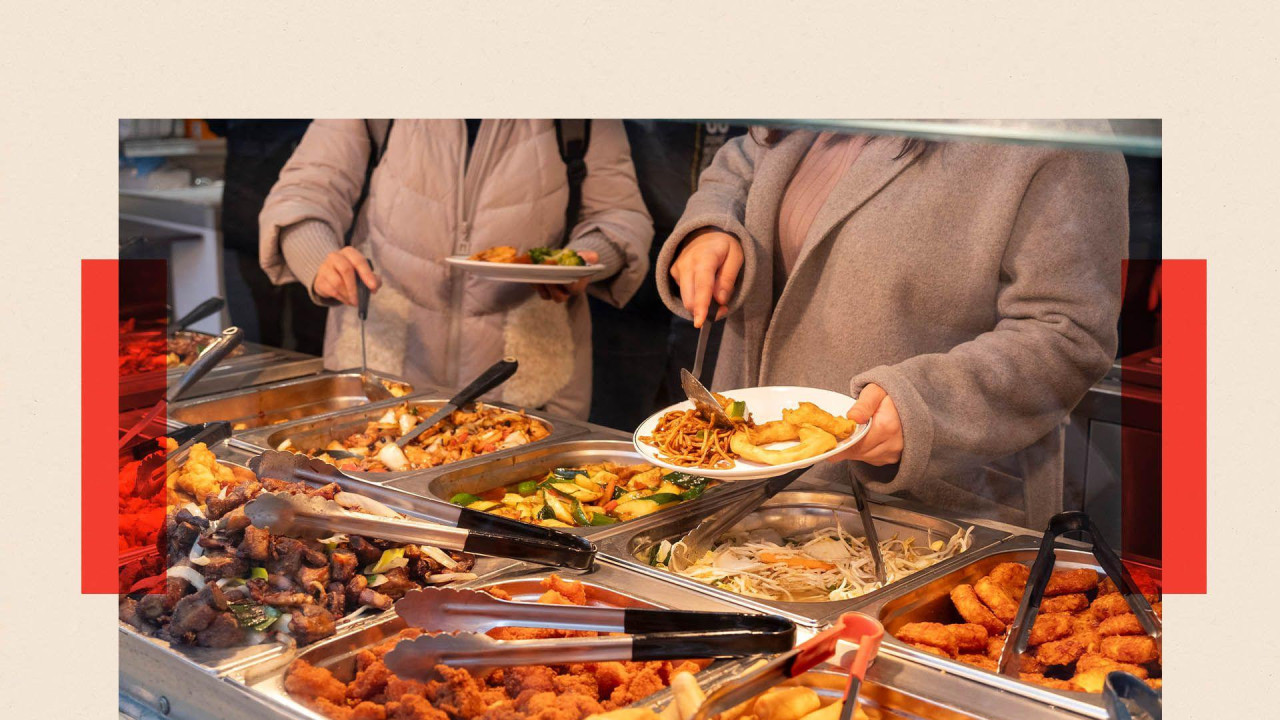 Dve žene sipaju hranu u restoranu