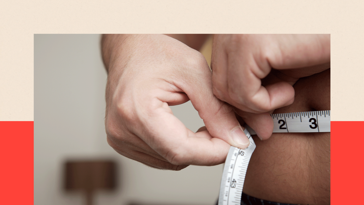 Čovek meri obim struka