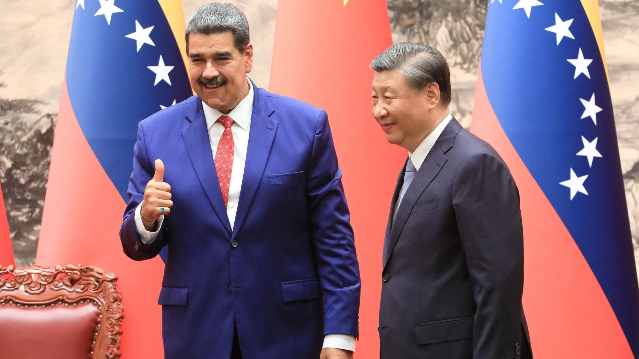 Nikolas Maduro u teget odelu i crvenoj košulji sa podignutim palcem pored Sija Đipinga