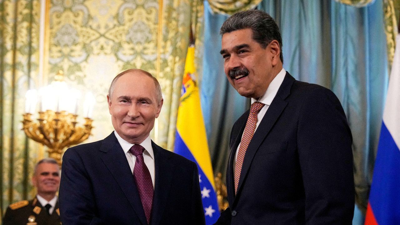 Vladimir Putin gleda u kameru i rukuje se sa Nikolasom Madurom