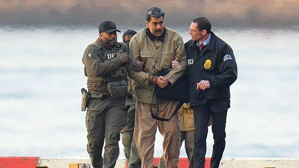 Nikolas Maduro vezanih ruku u pratnji američki slubženika