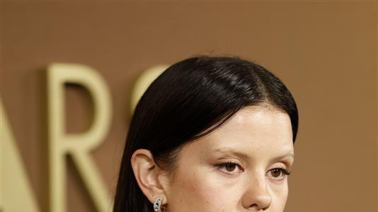 Devojka u plavoj haljini bez bratela