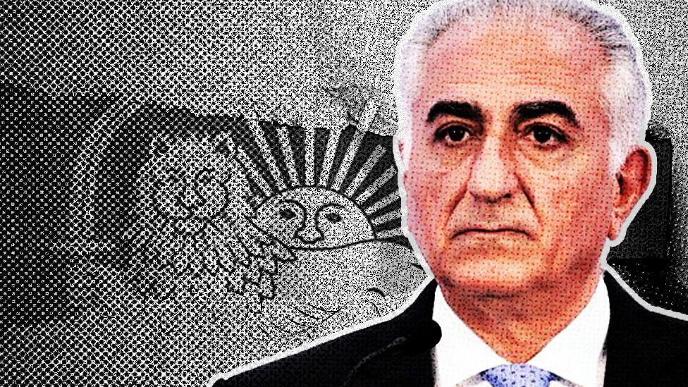 Portret iranskog opozicionog lidera i sina poslednjeg šaha Irana, Reze Pahlavija, postavljen na amblemu lava i sunca koji se nalazi na istorijskoj zastavi Irana