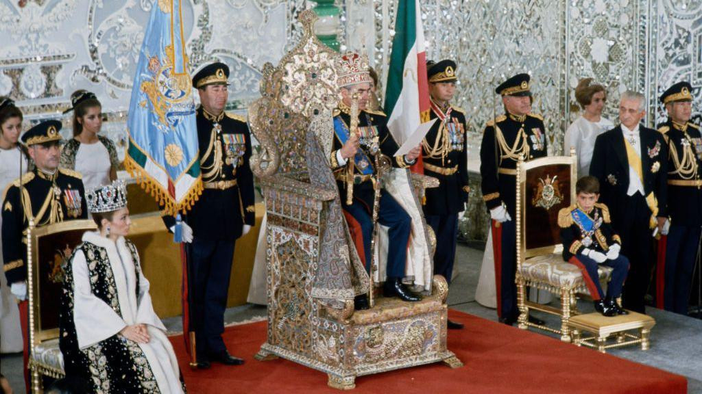 Reza Pahlavi (sedi desno) na krunisanju oca 1967. godine u Teheranu