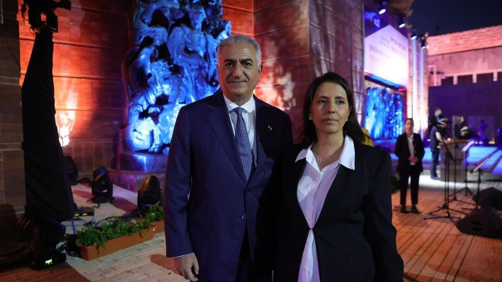 Reza Pahlavi (levo) sa Gilom Gamlijelom (desno), ministarkom obaveštajnih poslova Izraela, prisustvuje zvaničnoj državnoj ceremoniji otvaranja Dana sećanja na mučenike i heroje Holokausta u Memorijalnom muzeju Holokausta Jad Vašem u Jerusalimu 17. aprila 2023. godine.