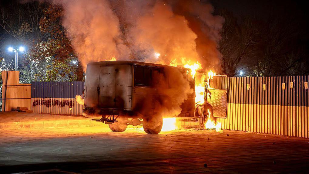 Vozilo na ulici u Teheranu u plamenu, 8. januar 2026. 