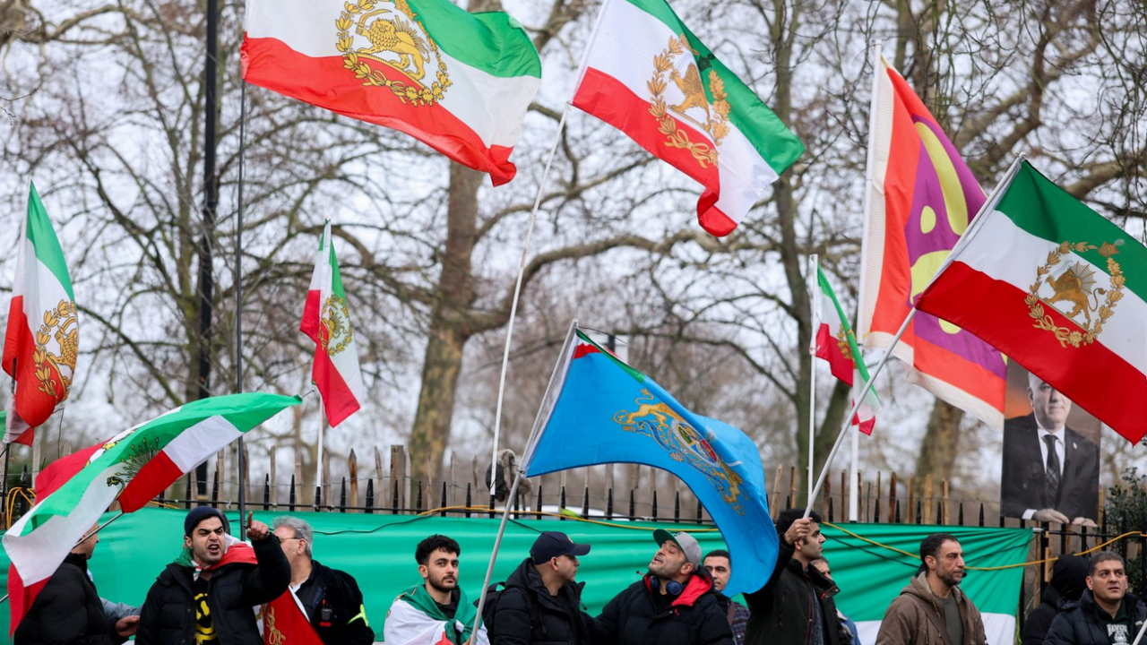 Protest iranske dijaspore ispred Ambasade u Londonu sa zastavama te zemlje u vreme šaha Reze Pahlavija