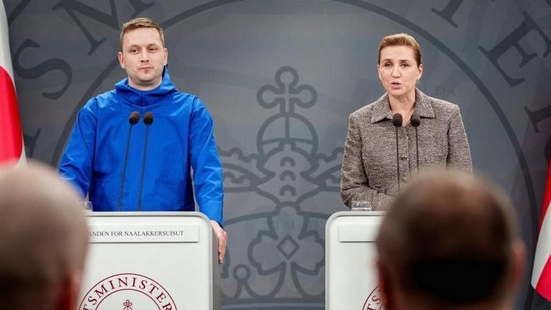 Premijer Grenlanda u plavoj jakni i premijerka Danske u braon sakou za govornicom 