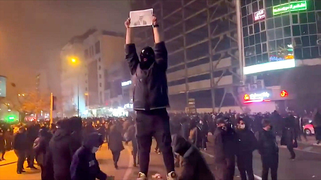Demonstrant drži fotografiju prestolonaslednika Reze Pahlavija na trgu u severozapadnom Teheranu,  9. januara