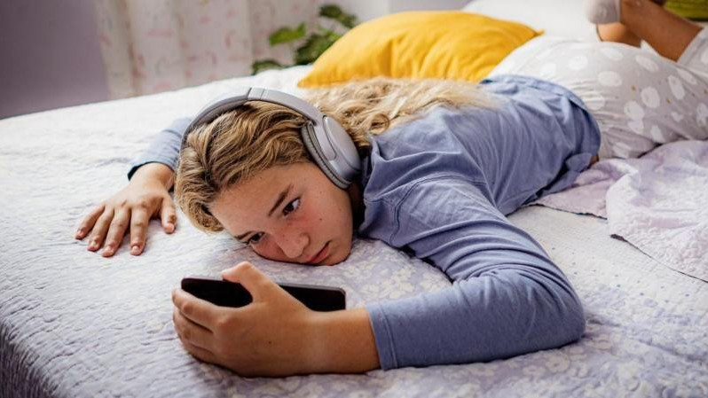 Devojka sa telefonom