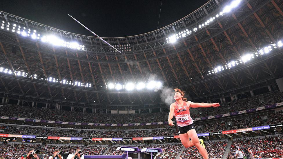 Japanka Momone Ueda baca koplje tokom Svetskog prvenstva u atletici 2025. godine u Tokiju, dok hiljade gledalaca posmatra