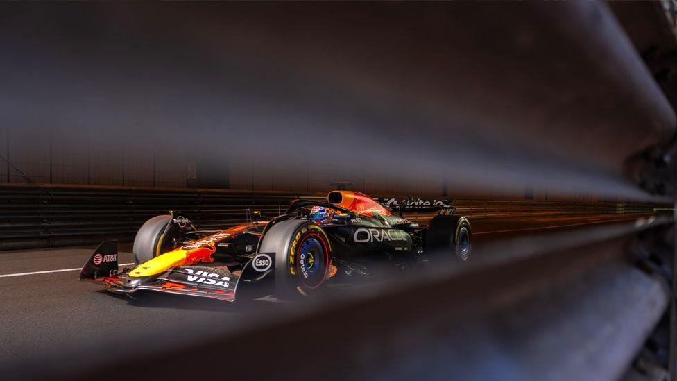 Red Bulov automobil, snimljen kroz ogradu, prolazi kroz tunel tokom trke Formule 1 za Veliku nagrada Monaka