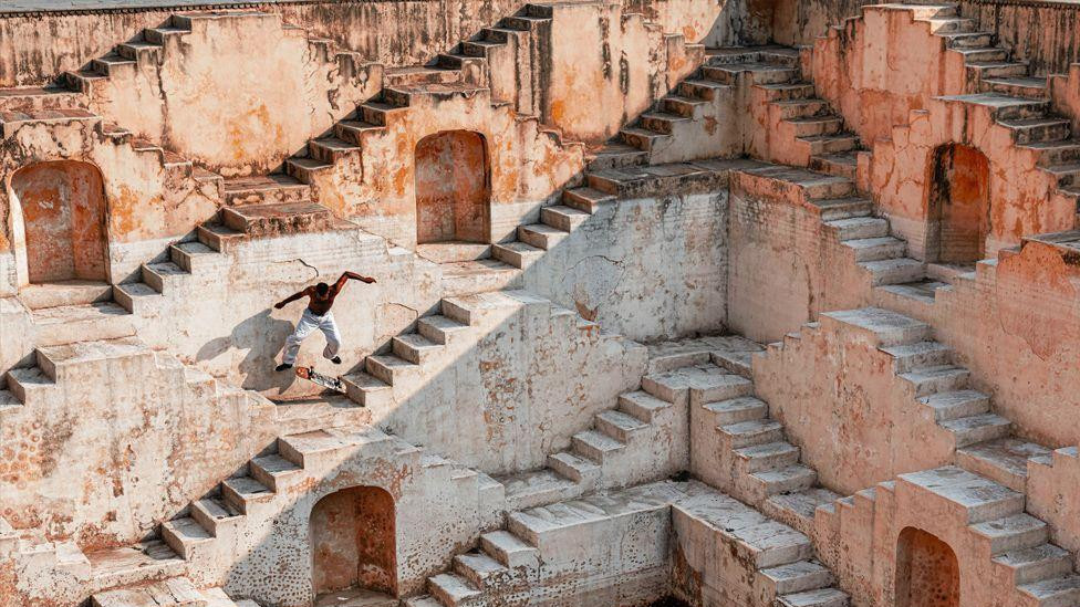 Skejter prelazi preko drevnog stepenastog bunara u Džajpuru u Indiji
