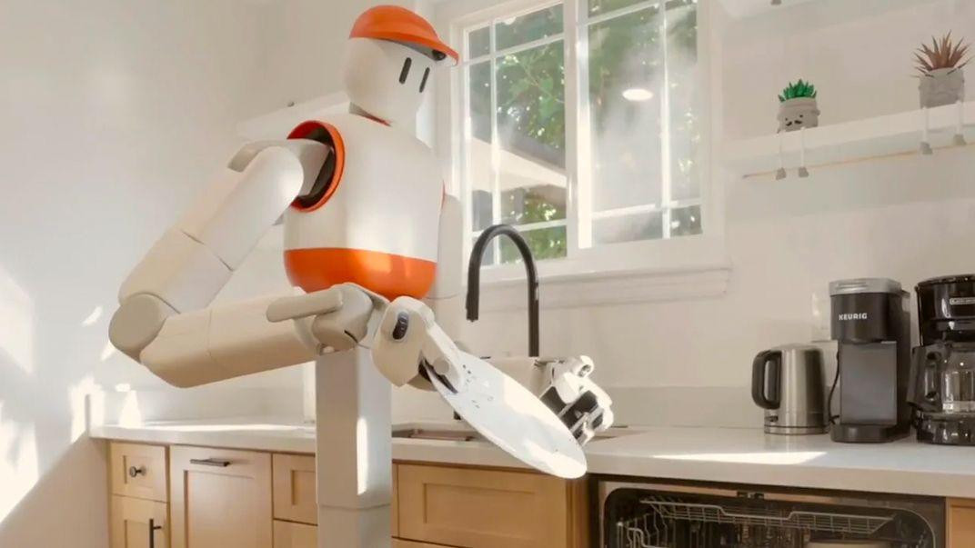 robot stavlja tanjir u sudoperu