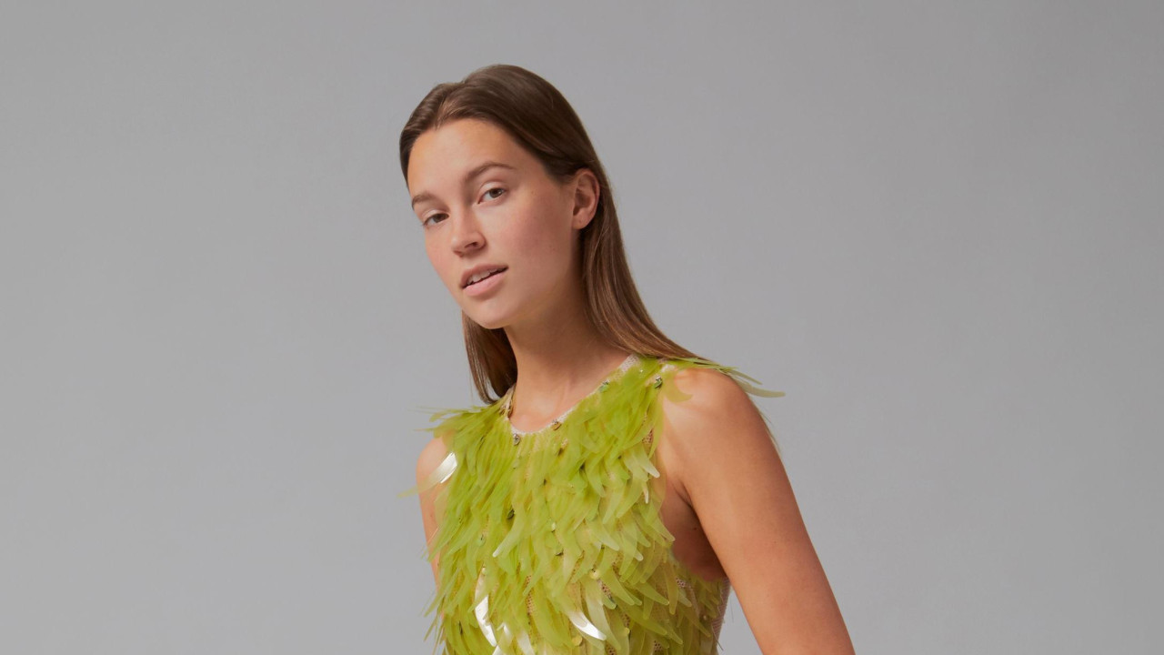 manekenka nosi haljinu srednje dužine, zelene boje, napravljene od algi 
