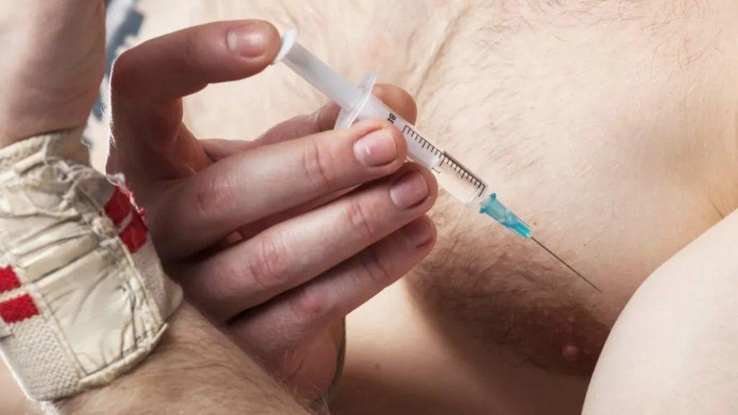 steroidi, muškarac sam sebi daje injekciju u ruku