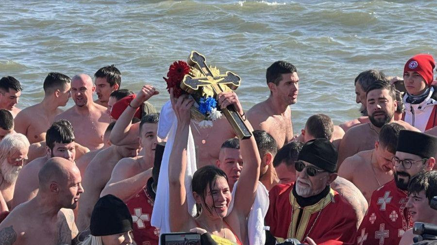 bogojavljanje u zemunu, plivanje za časni krst u zemunu na bogojavljanje, devojka prva doplivala do časnog krsta u zemunu