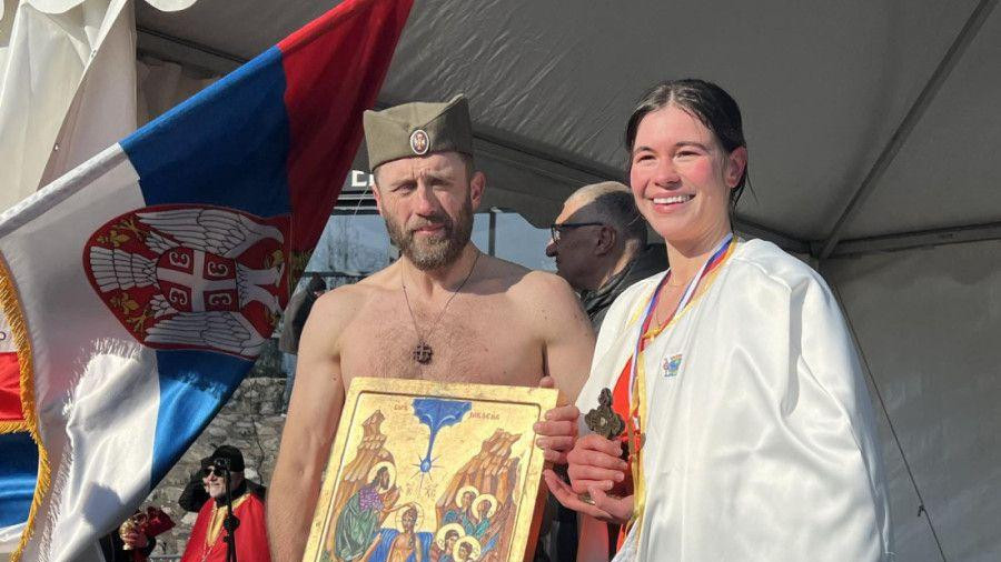 bogojavljanje u zemunu, plivanje za časni krst u zemunu na bogojavljanje, devojka prva doplivala do časnog krsta u zemunu