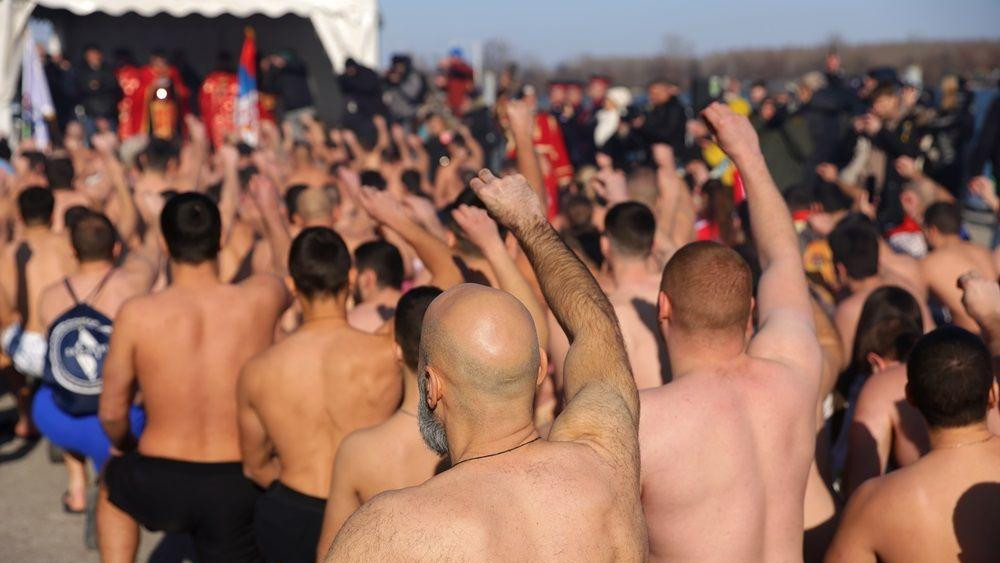 bogojavljanje u zemunu, plivanje za časni krst u zemunu na bogojavljanje, devojka prva doplivala do časnog krsta u zemunu
