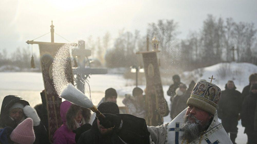 sveštenik blagosilja učesnike obeležavanja Bogojavljanja u Rusiji, bogojavljanje