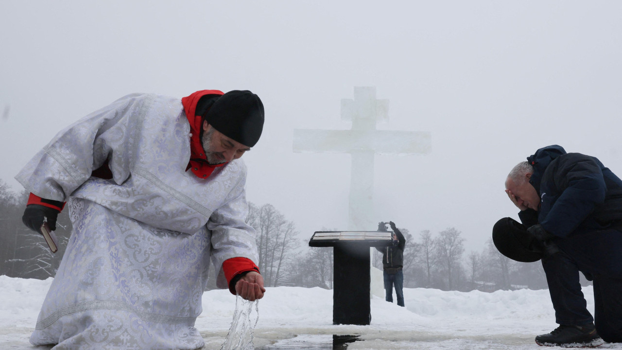 Sveštenik zahvata vodu tokom proslave pravoslavnog hrišćanskog praznika Bogojavljanja u blizini sela Gora-Valdaj, izvan Sankt Peterburga u Lenjingradskoj oblasti, Rusija, januar 2026.