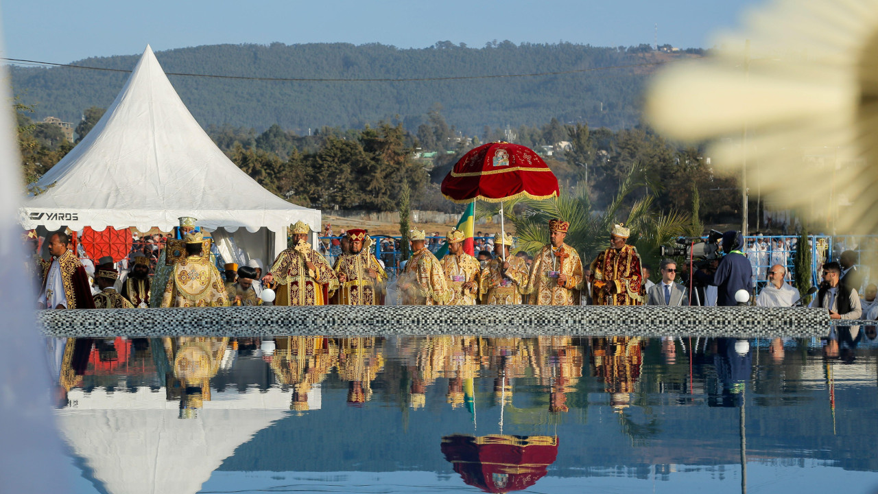 Etiopski pravoslavni hrišćani slave Timkat festival u Adis Abebi, Etiopija, 19. januara 2026. Timkat je jedna od najvećih proslava u etiopskom kalendaru i zapravo je festival Bogojavljanja kojim se obeležava dan kada je Jovan Krsitelj krstio krštenje Isusa Hrista u reci Jordan. Festival je 2019. upisan u Uneskovu listu nematerijalnog kulturnog nasleđa čovečanstva