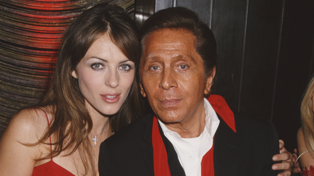 Valentino sa engleskom glumicom i manekenkom Elizabet Harli u Njujorku 1997. godine