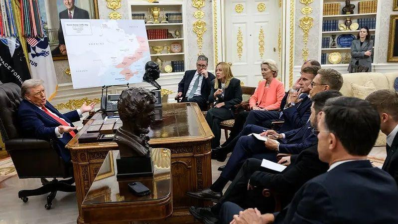 originalna fotografija razgovora trampa i evropskih lidera avgusta 2025.