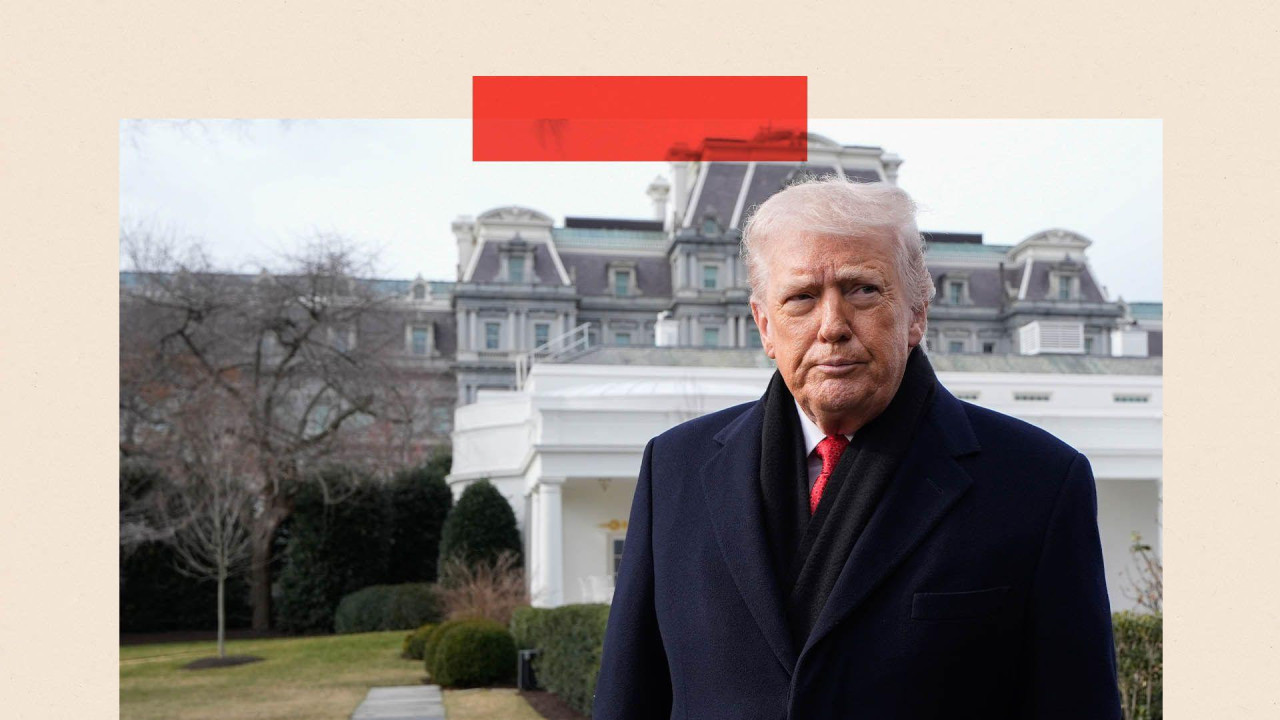 Američki predsednik Donald Tramp pozira u crnom kaputu