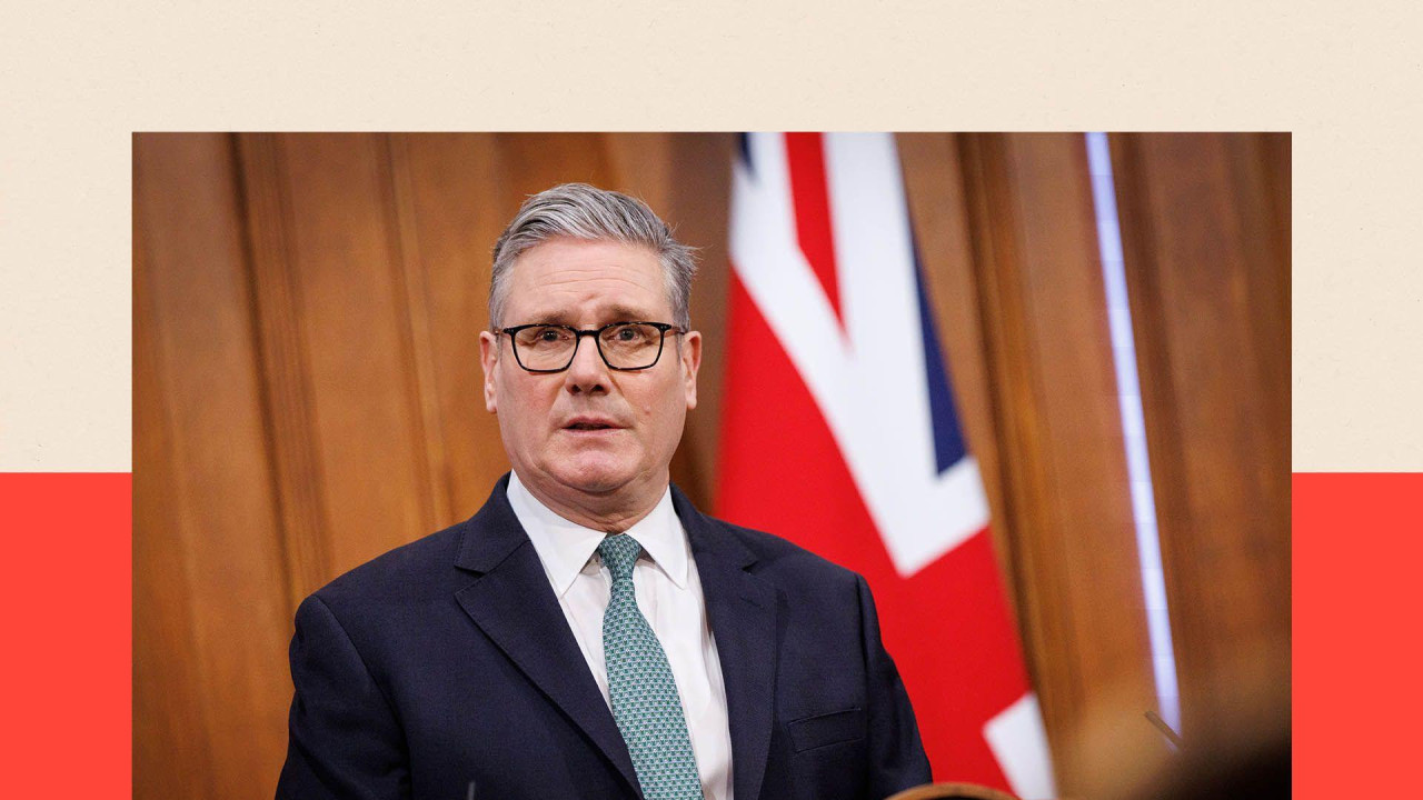 Muškarac u odelu za govornicom, Kir Starmer, britanski premijer