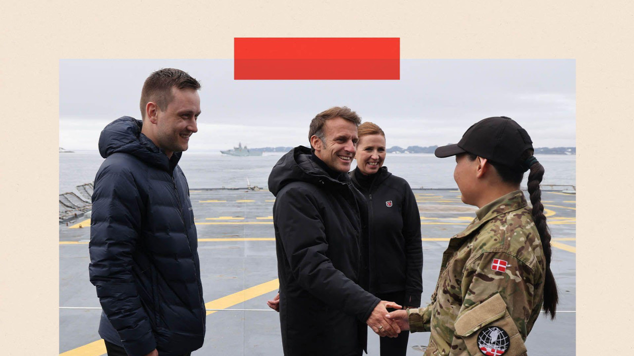 Francuski predsednik se rukuje sa ženom obučenom u vojničkoj uniformi