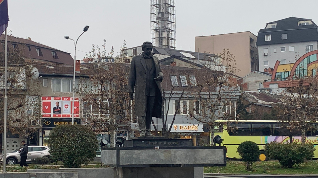 Statua Ibrahima Rugove u centru Prištine nedaleko od zgrade Vlade Kosova
