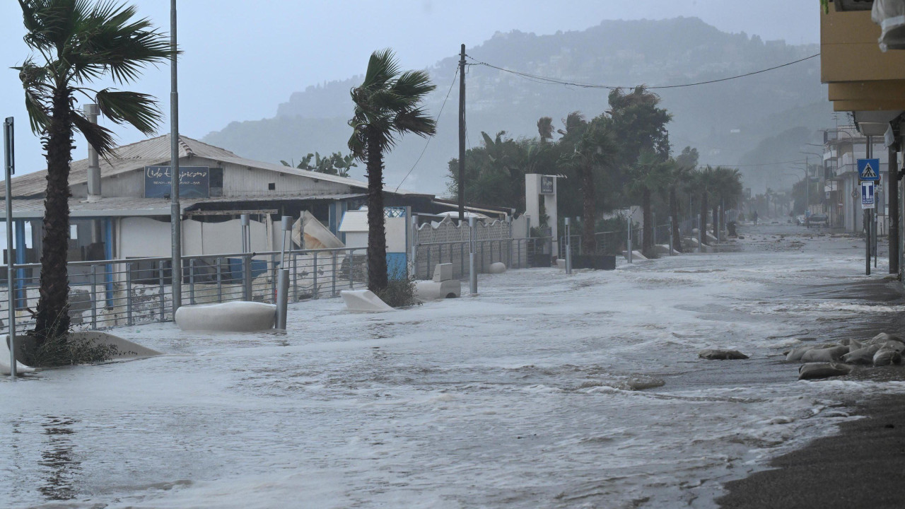 
                    Područja pogođena lošim vremenom u blizini plaže Maceo u Taormini, na istočnoj obali Sicilije, južna Italija, 20. januara 2026. Italijanska služba civilne zaštite izdala 