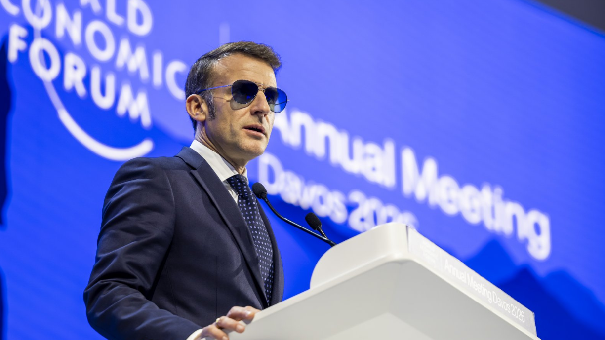 Francuski predsednik Emanuel Makron govorio je na Svetskom ekonomskom forumu sa naočalama za sunce na očima