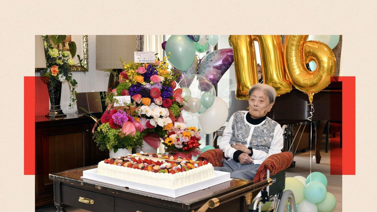 Žene sede oko rođendanske torte