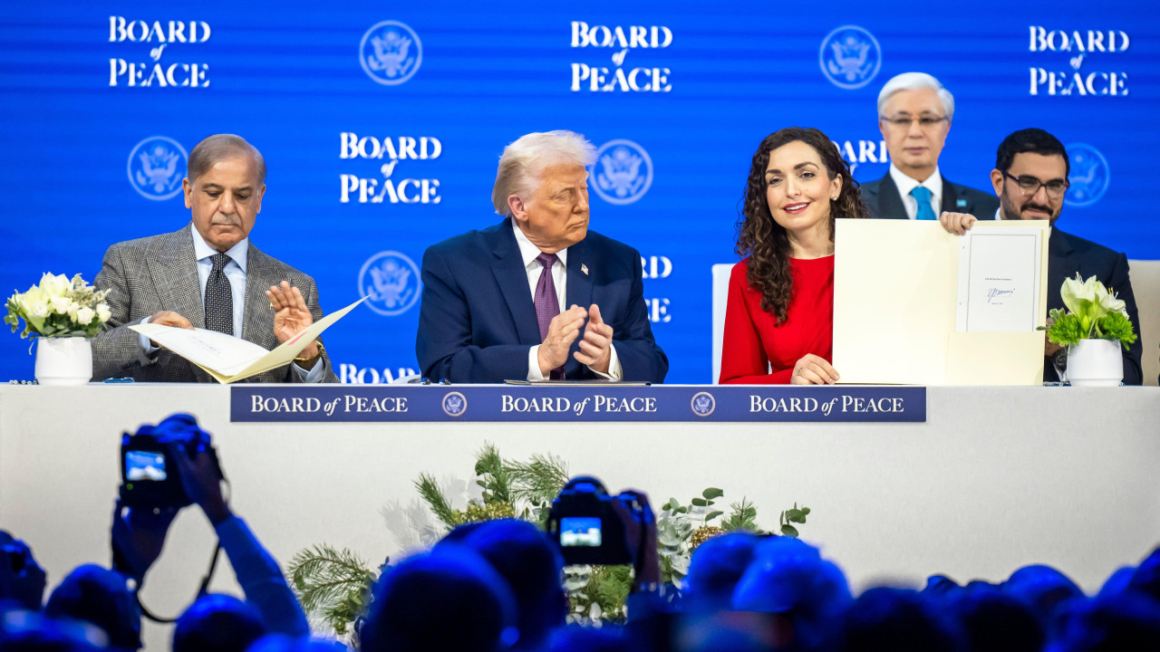 Američki predsednik Donald Tramp (u sredini) sedi između pakistanskog premijera Šehbaza Šarifa (levo) i kosovske predsednice Vjose Osmani (desno) tokom ceremonije potpisivanja povelje „Odbora za mir“ tokom 56. godišnjeg sastanka Svetskog ekonomskog foruma u Davosu.