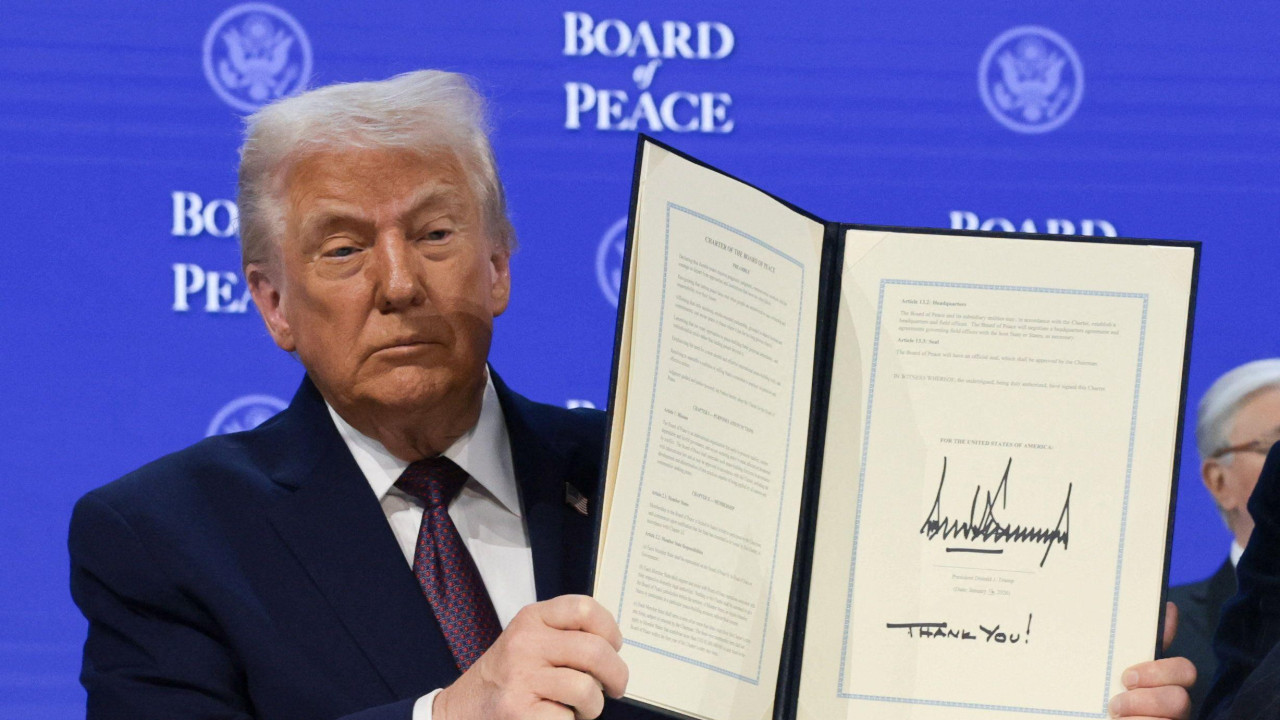 Američki predsednik Donald Tramp drži potpisanu Povelju Odbora za mir, dok učestvuje u objavljivanju povelje za svoju inicijativu Odbora za mir, usmerenu na rešavanje globalnih sukoba, uz 56. godišnji Svetski ekonomski forum (WEF) u Davosu, u Švajcarskoj
