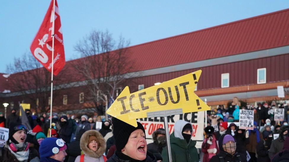 Žena drži parolu Ice napolje,