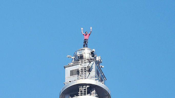 Aleks Honold stoji na vrhu grade