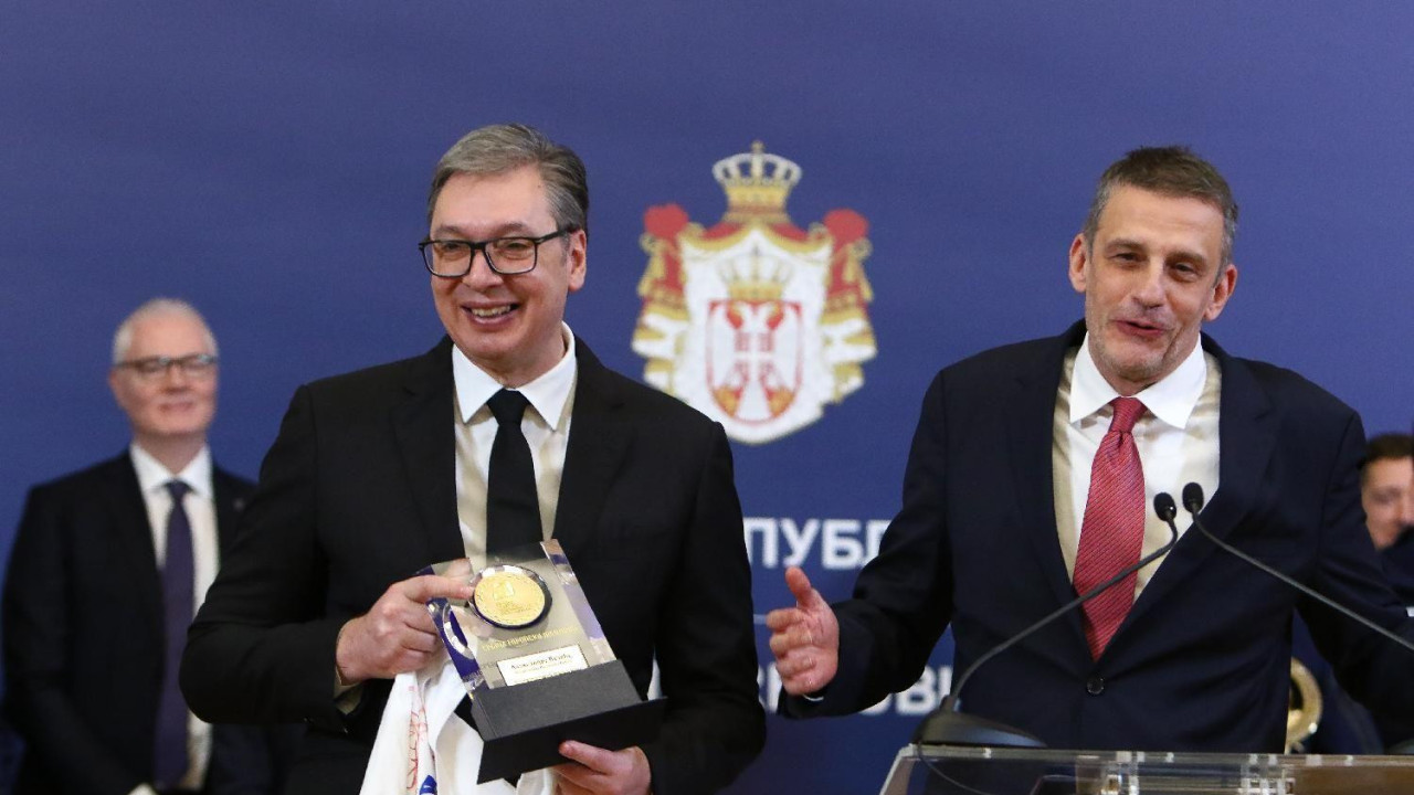 vučić i srpski vaterpolisti, Viktor Jelenić, predsednik Vatwrpolo saveza Srbije, uručio je majicu i plaketu Vučiću