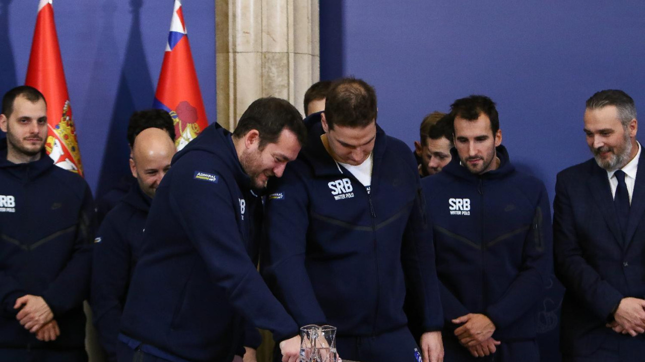 vučić i srpski vaterpolisti, vaterpolisti srbije, selektor vaterpolo tima Srbije Uroš Stevanović i kapiten Nikola Jakšić seku tortu u zgradi Predsedništva Srbije