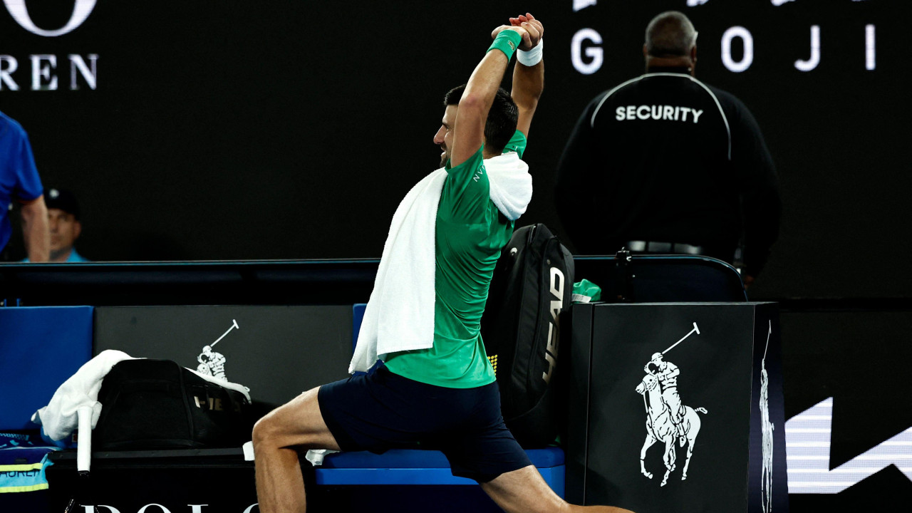 novak đoković, novak djoković, novak djokovic, novak đoković se isteže pored terena